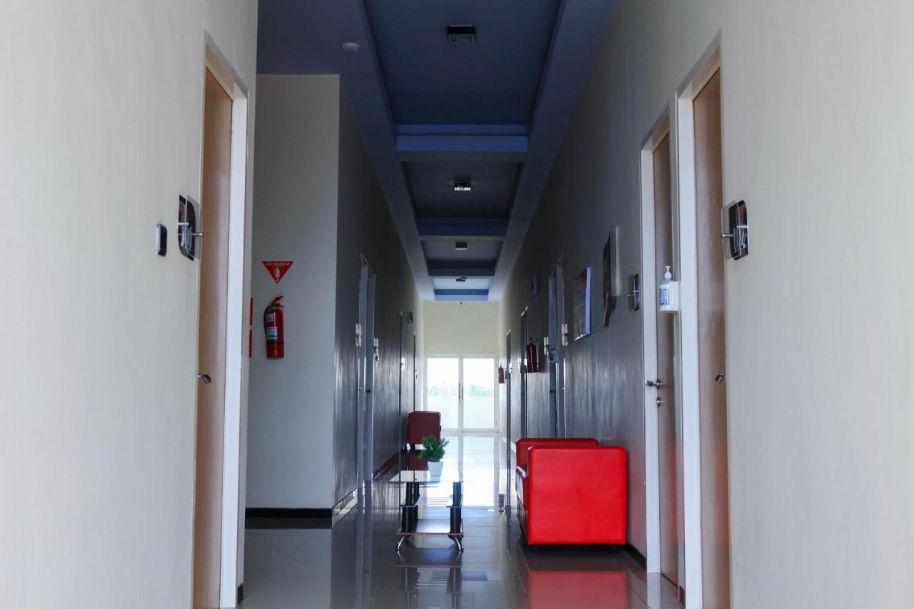 D'Shario Hotel Kepanjen Malang Exterior photo